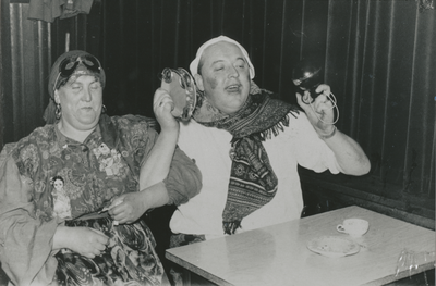 876491 Portret van Mina Geesink (de moeder van...) en uitbater Joop de Winter van café Dikke Dries (Waterstraat 32) in ...